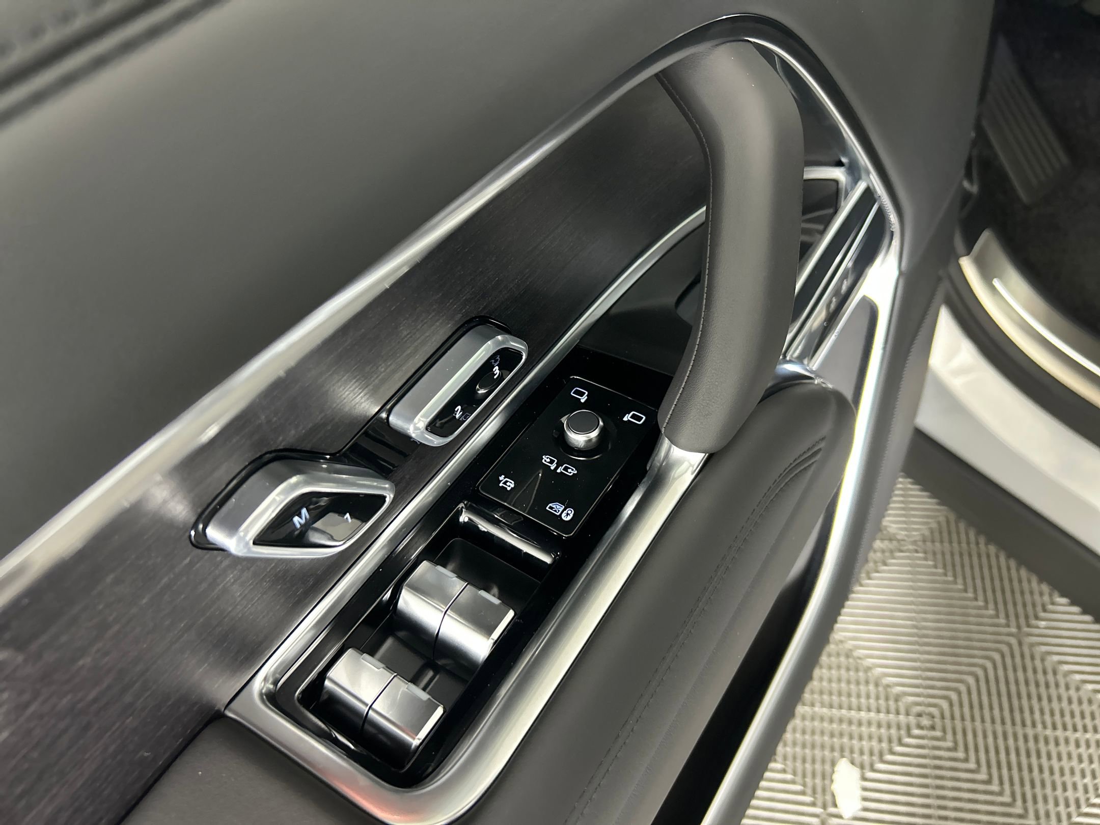 New 2025 Land Rover Range Rover Long Wheelbase SE image 10