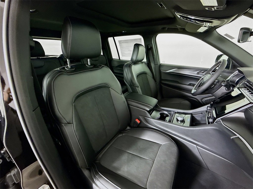 New 2025 Jeep Grand Cherokee Altitude image 29