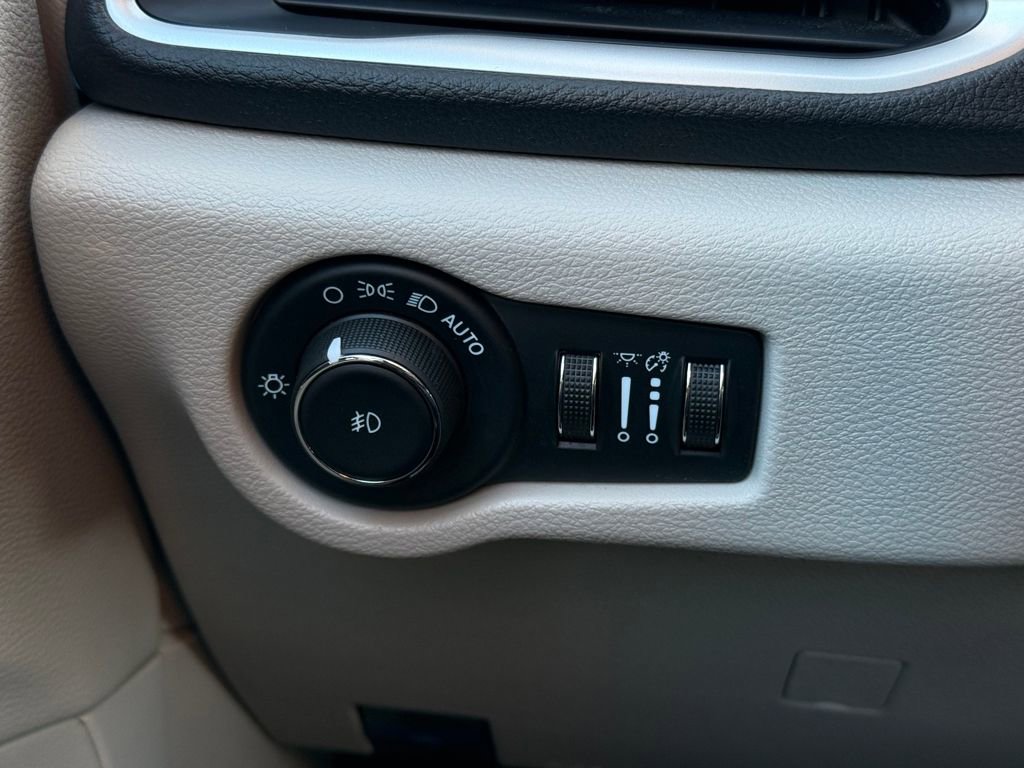 Used 2021 Chrysler Pacifica Touring-L image 17