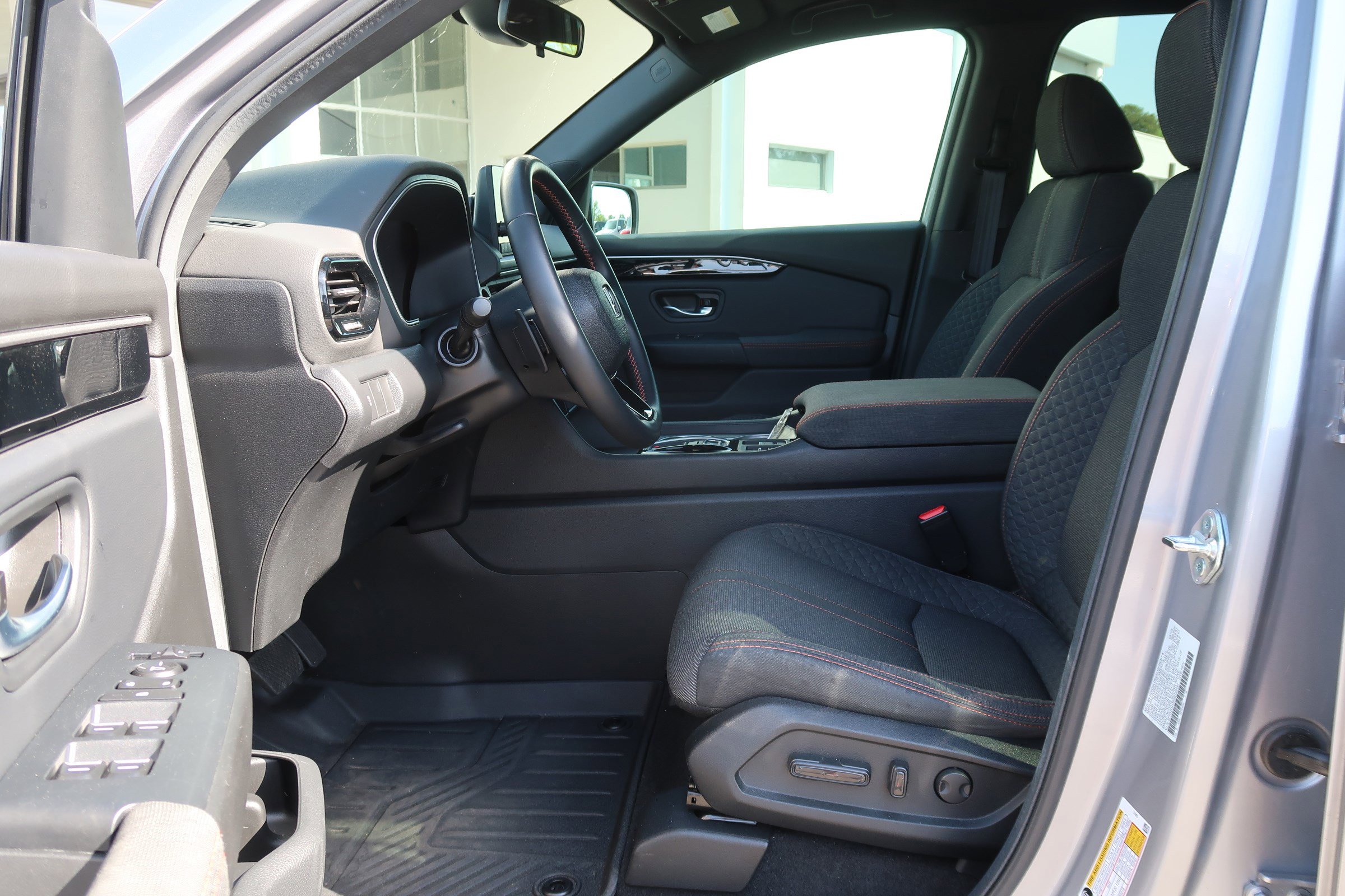 Used 2025 Honda Pilot Sport image 14