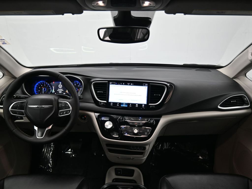 Used 2024 Chrysler Pacifica Touring-L image 14