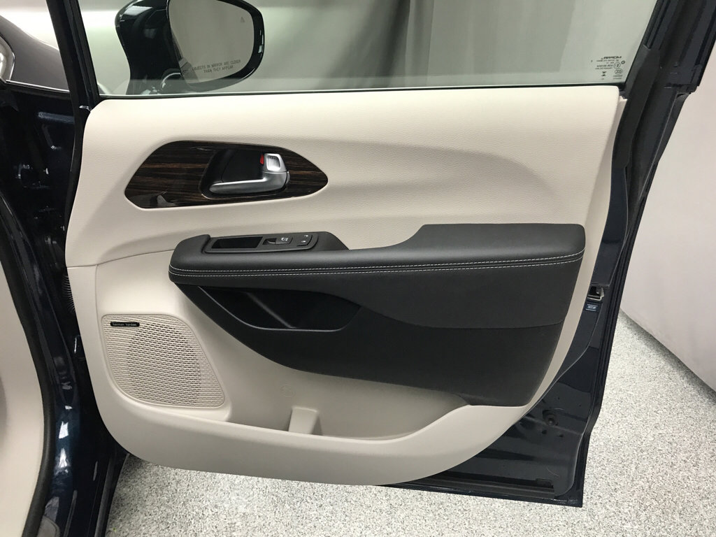 Used 2024 Chrysler Pacifica Limited w/ Uconnect Theater Family Group image 16