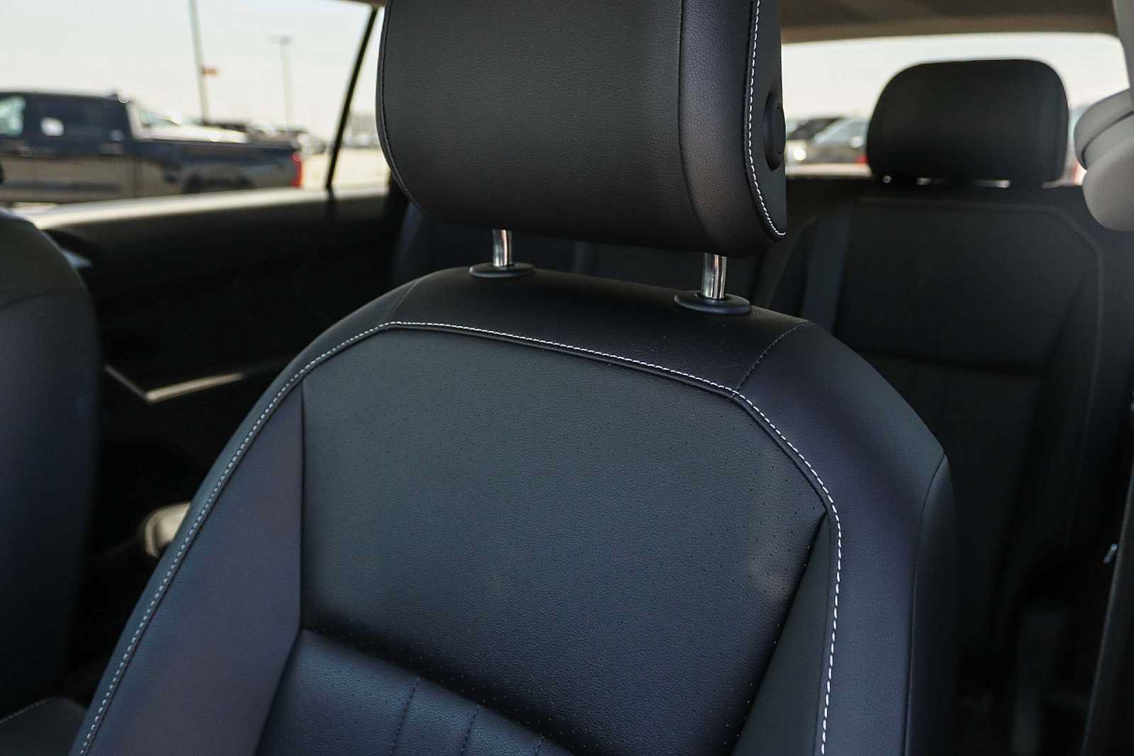 Used 2023 Volkswagen Tiguan SE w/ Panoramic Sunroof Package FWD image 27