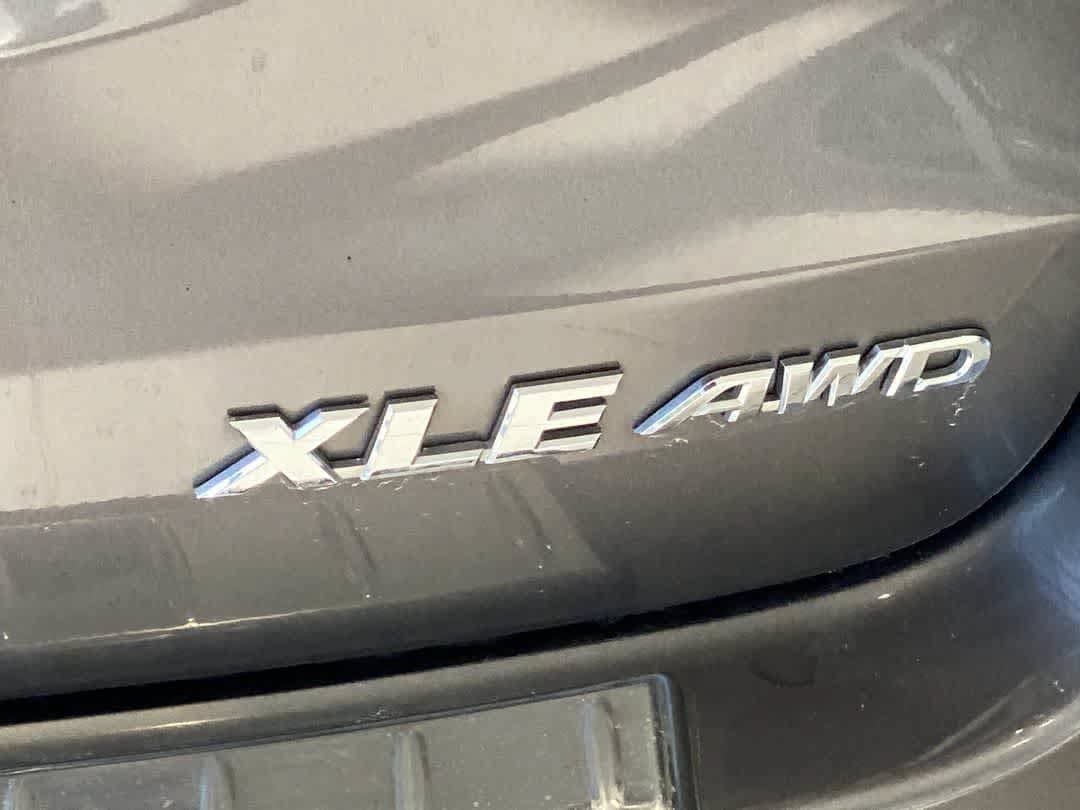 Used 2017 Toyota Highlander XLE AWD/4WD image 12