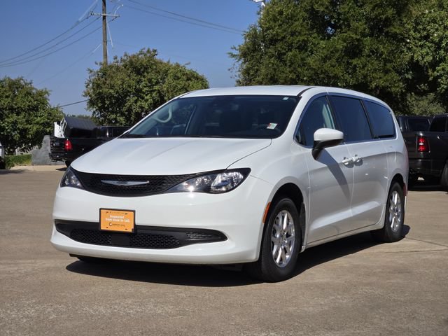 Certified 2023 Chrysler Voyager LX FWD image 3