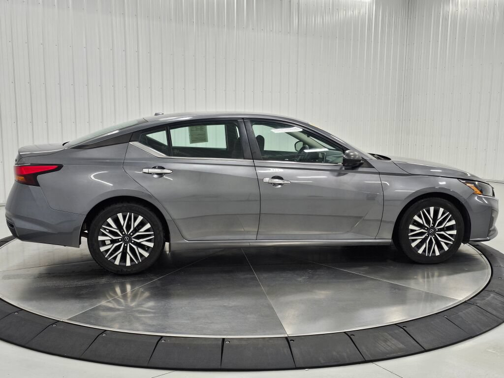Used 2024 Nissan Altima 2.5 SV FWD image 6