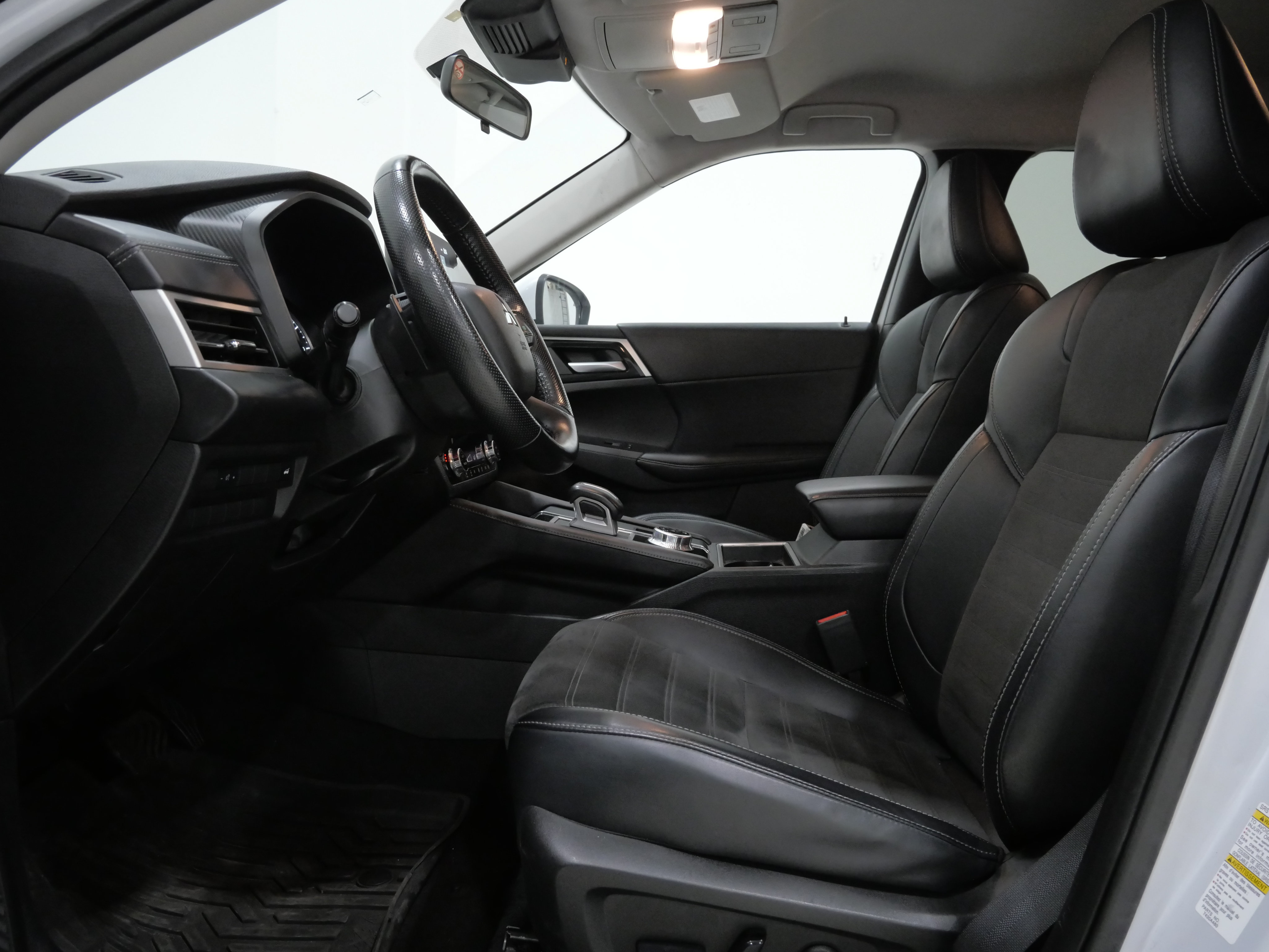 Used 2024 Mitsubishi Outlander AWD image 12