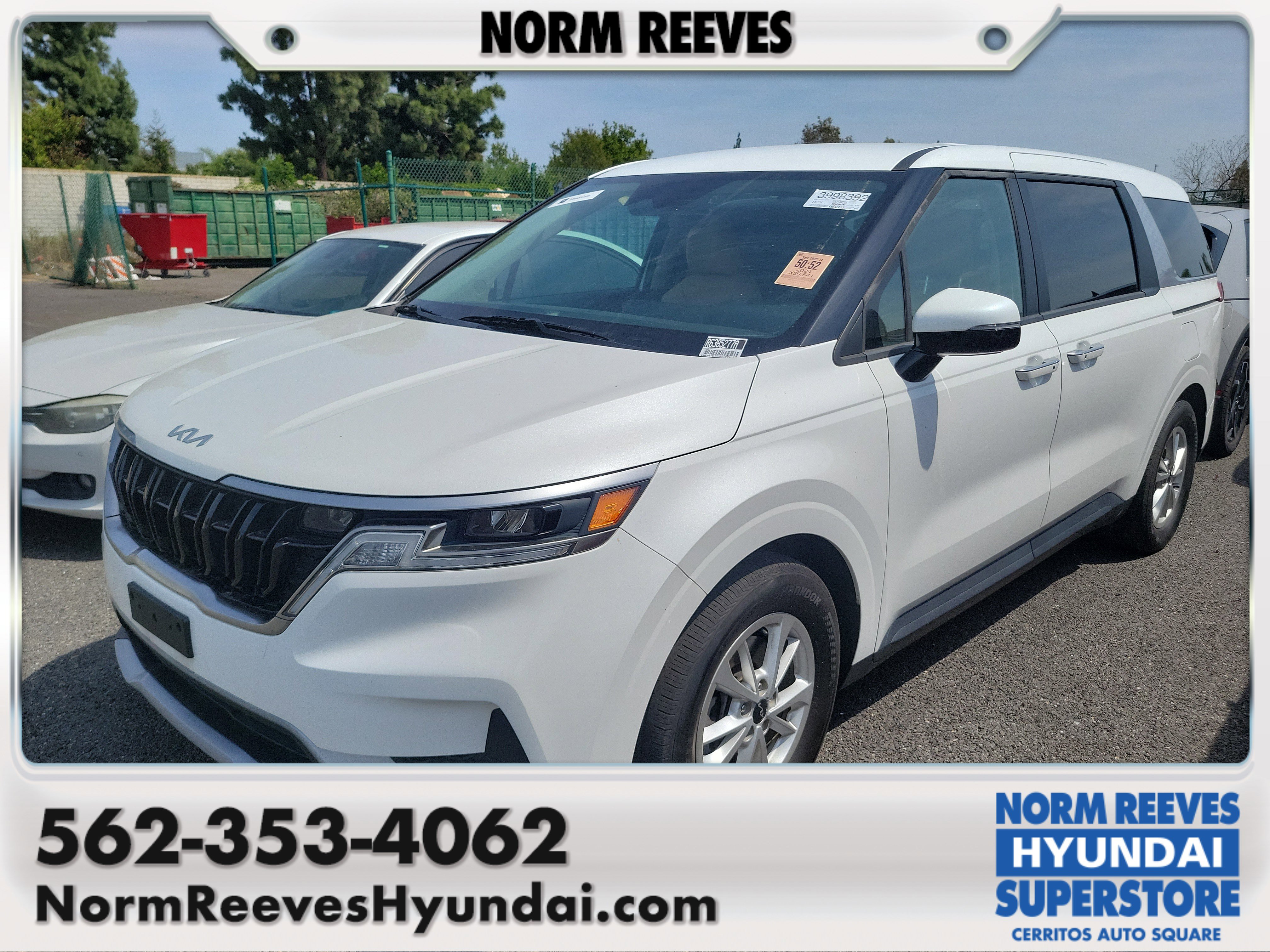 Used 2024 Kia Carnival LX image 1