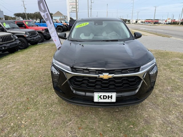 Used 2024 Chevrolet Trax LS w/ LS Convenience Package image 2