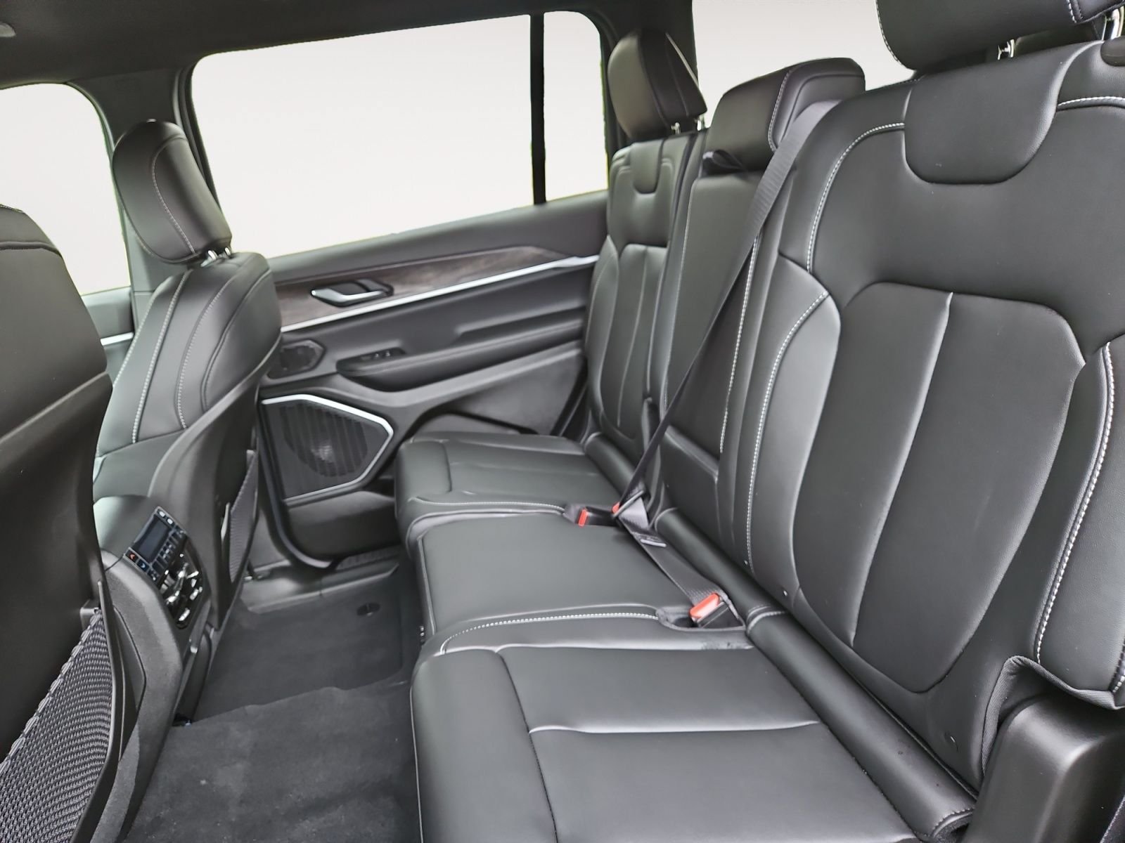 New 2026 Jeep Grand Cherokee L Limited w/ MOPAR Finishing Package AWD/4WD image 13