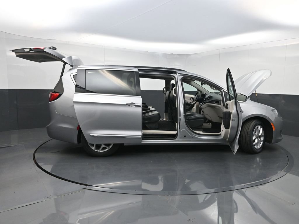 Used 2017 Chrysler Pacifica Touring-L w/ Tire & Wheel Group image 36