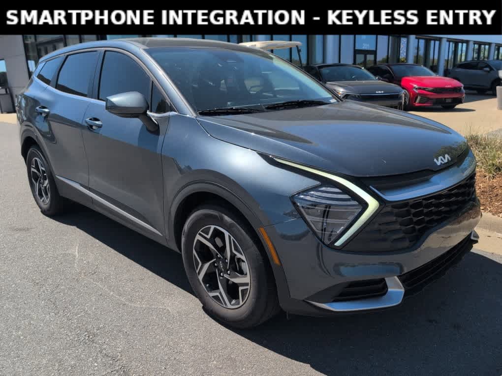 Used 2025 Kia Sportage LX image 3