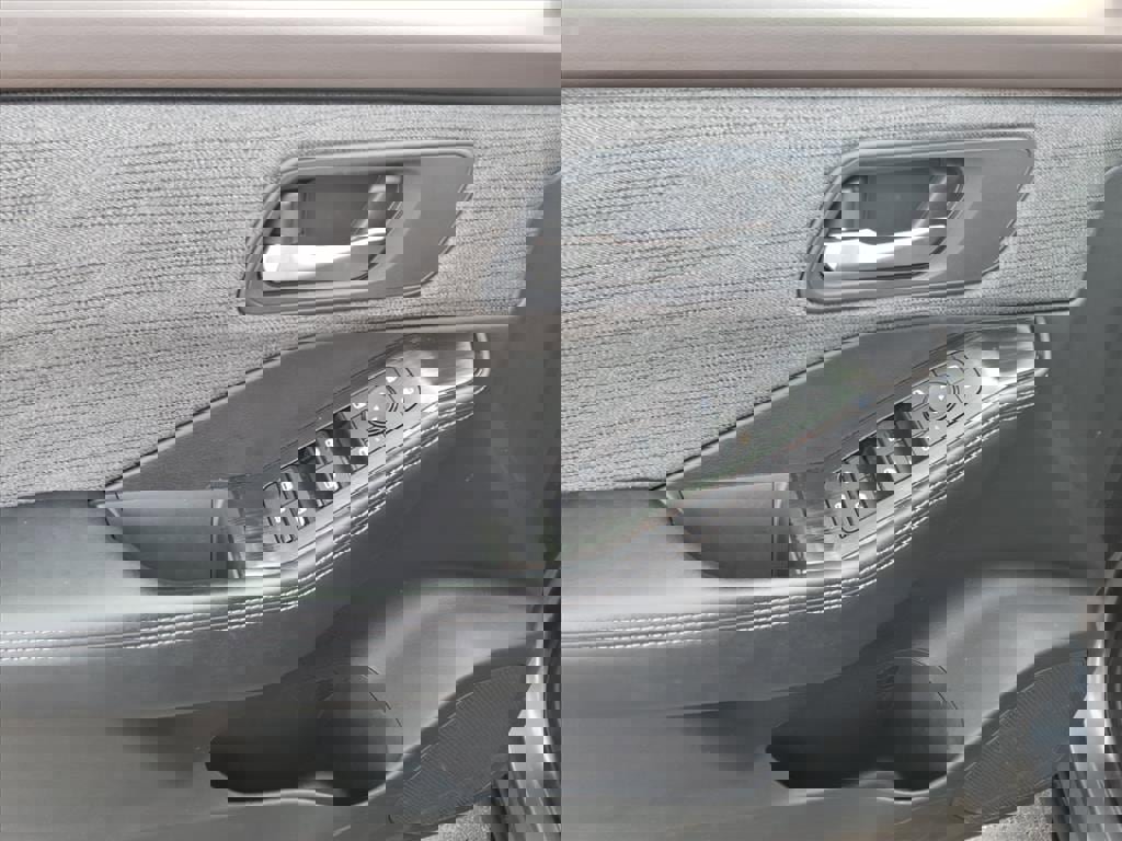 Used 2023 Nissan Rogue SV image 12