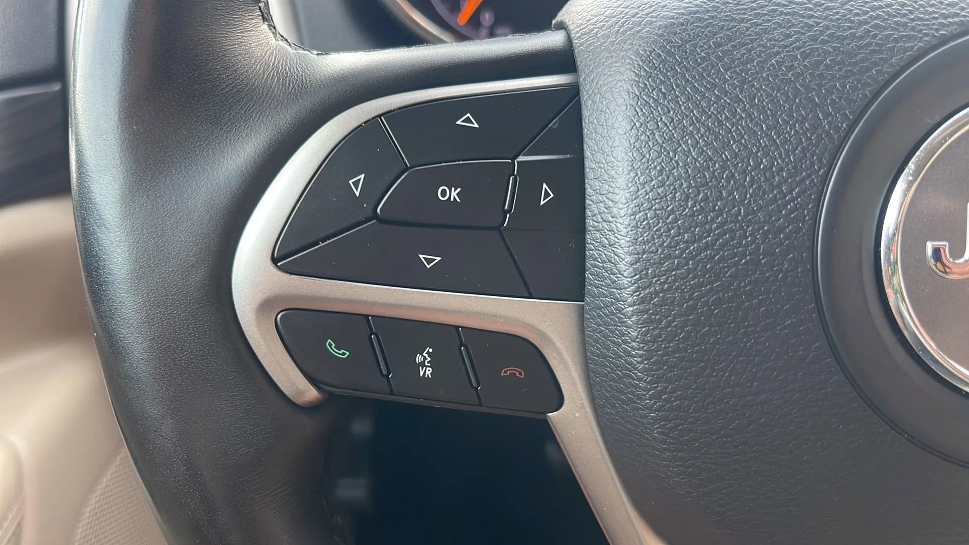 Used 2021 Jeep Grand Cherokee Laredo image 8