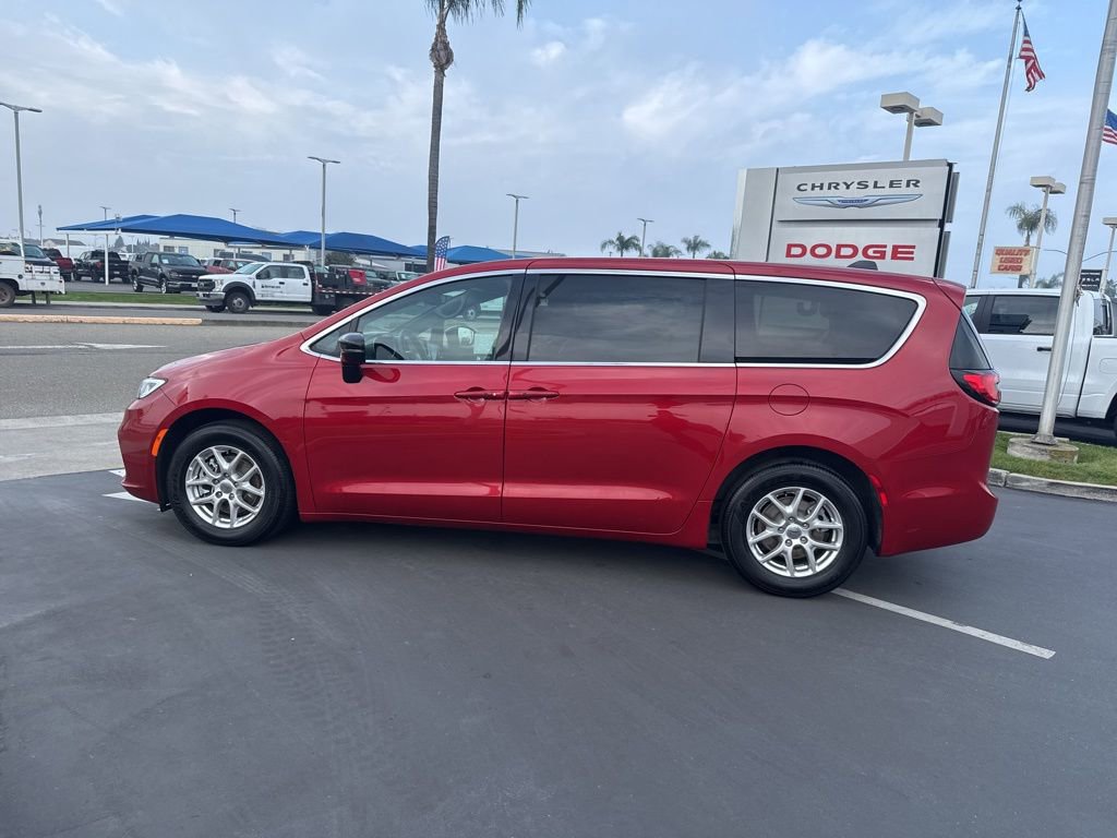 Used 2025 Chrysler Pacifica Select image 8