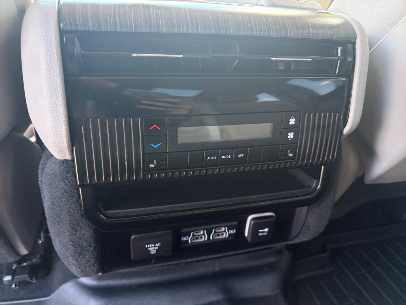 Used 2023 Jeep Wagoneer Series III w/ Premium Group I AWD/4WD image 32