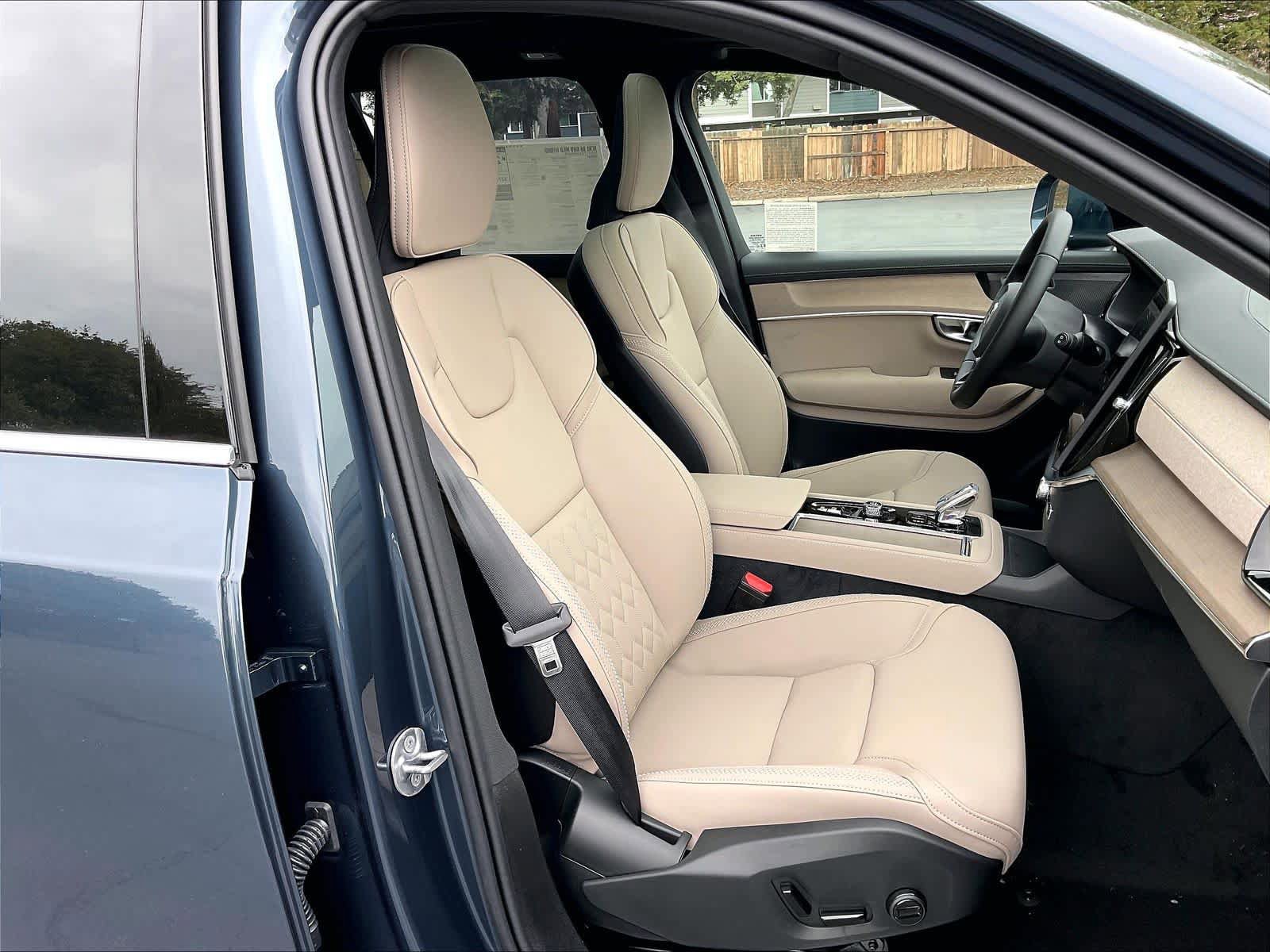 New 2026 Volvo XC90 B6 Plus w/ Protection Package Premier AWD/4WD image 32