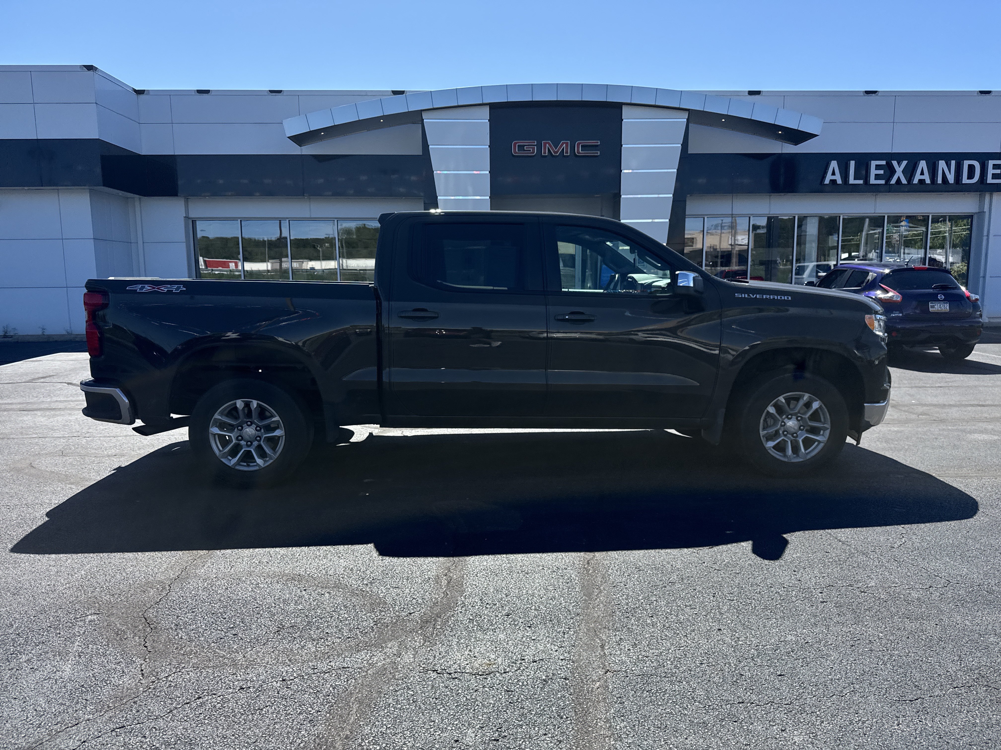 Used 2023 Chevrolet Silverado 1500 LT AWD/4WD image 2