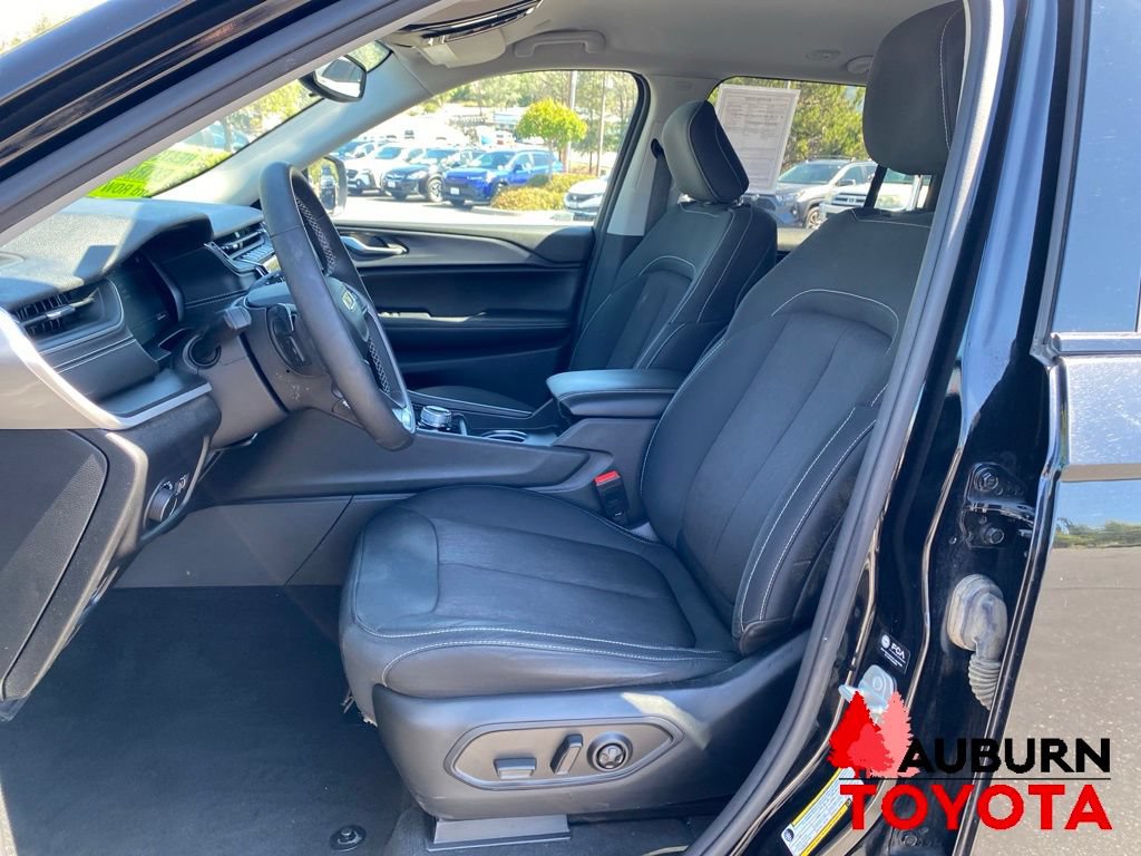 Used 2023 Jeep Grand Cherokee Laredo w/ Luxury Tech Group I AWD/4WD image 30