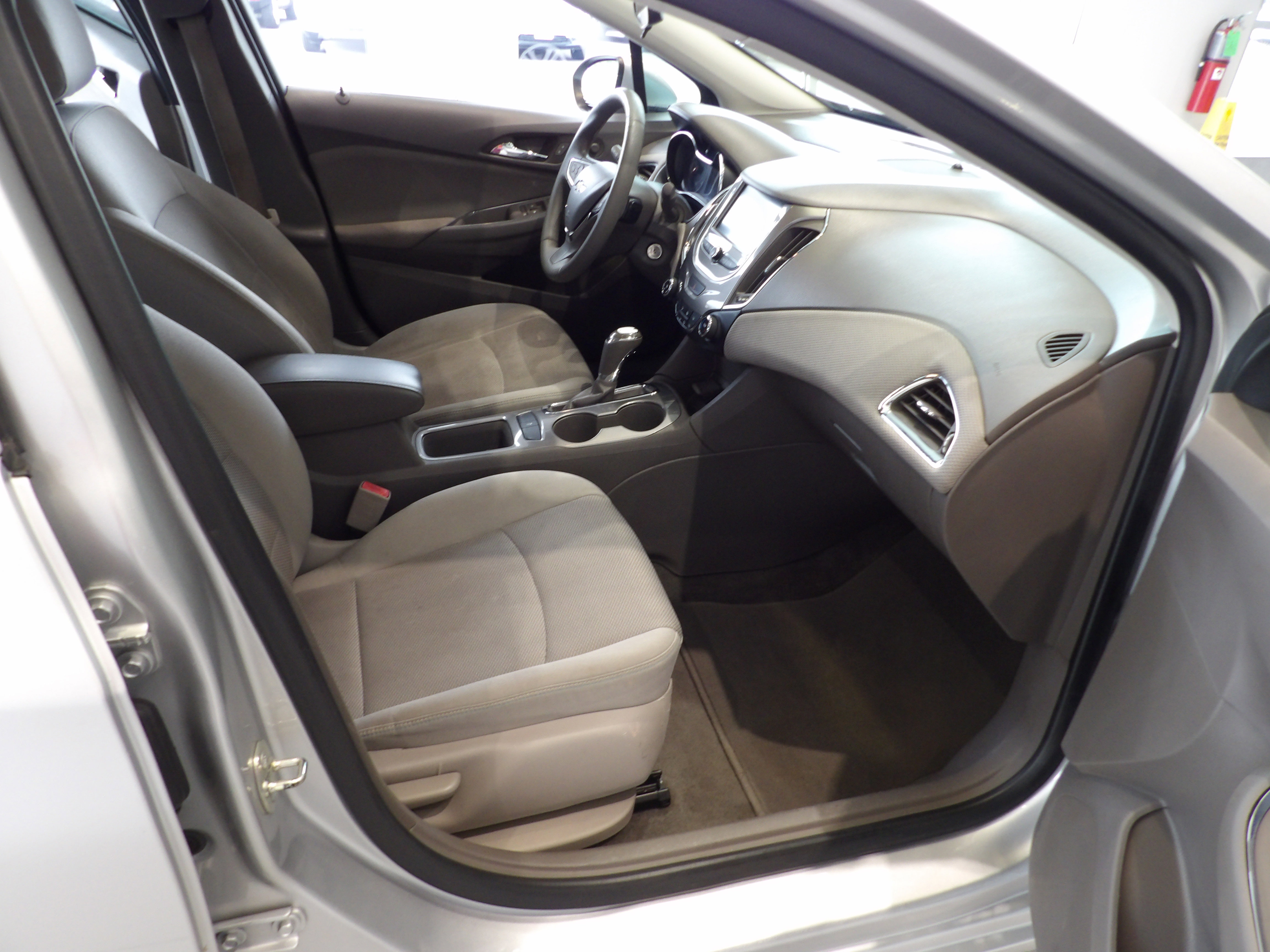 Used 2018 Chevrolet Cruze LT image 23