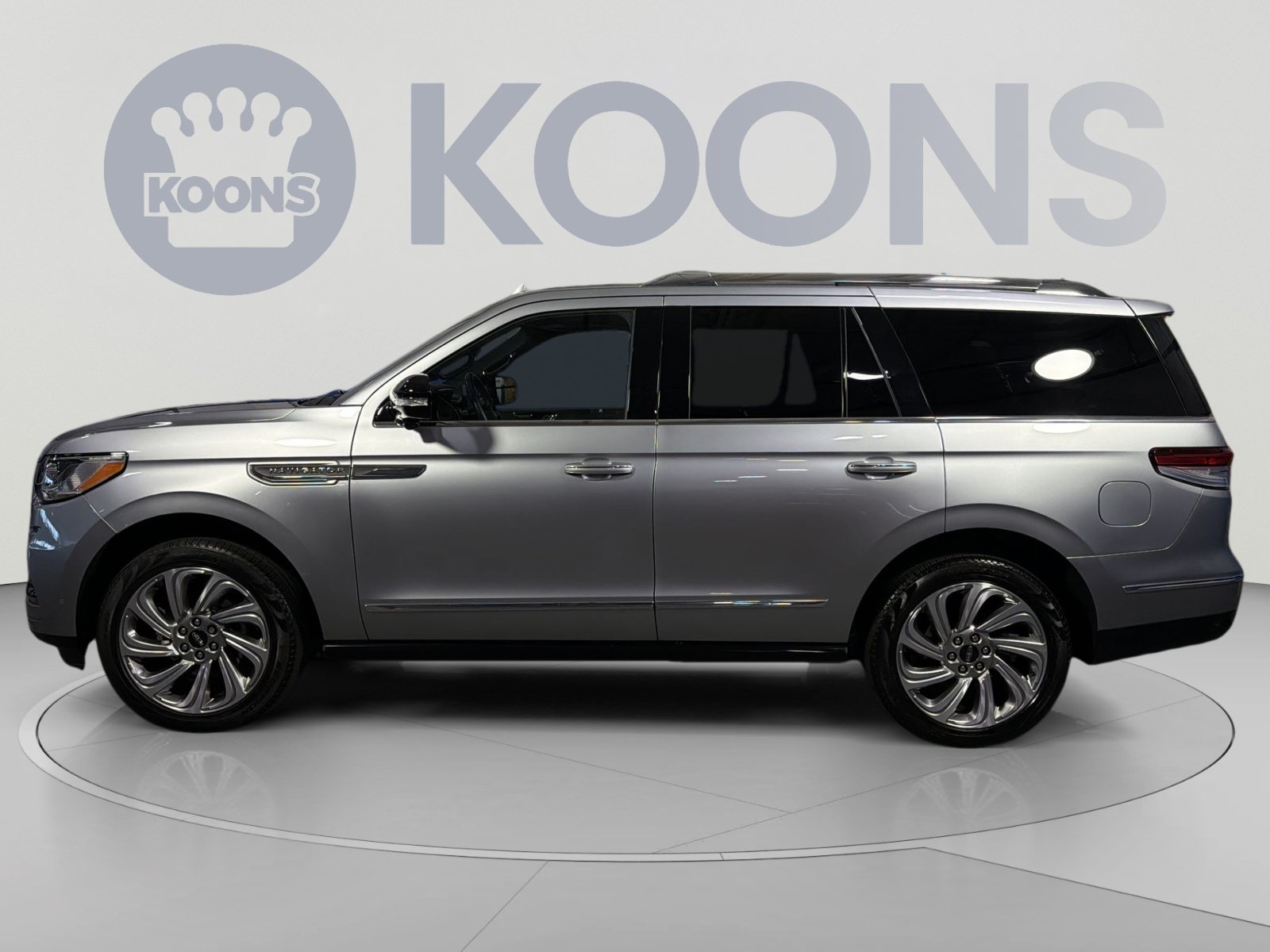 Used 2024 Lincoln Navigator Reserve AWD/4WD image 2