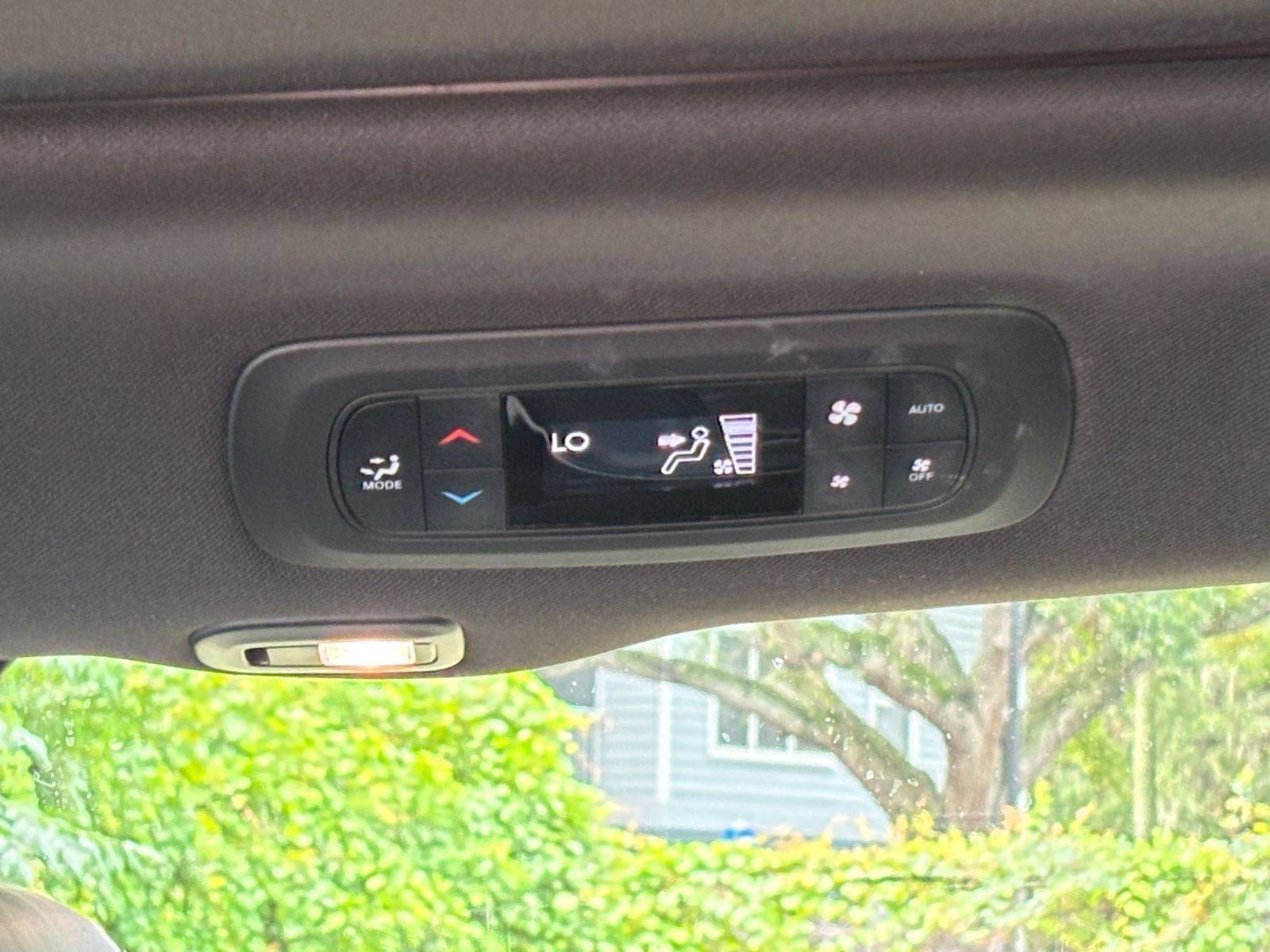 Used 2025 Chrysler Pacifica Limited FWD image 25