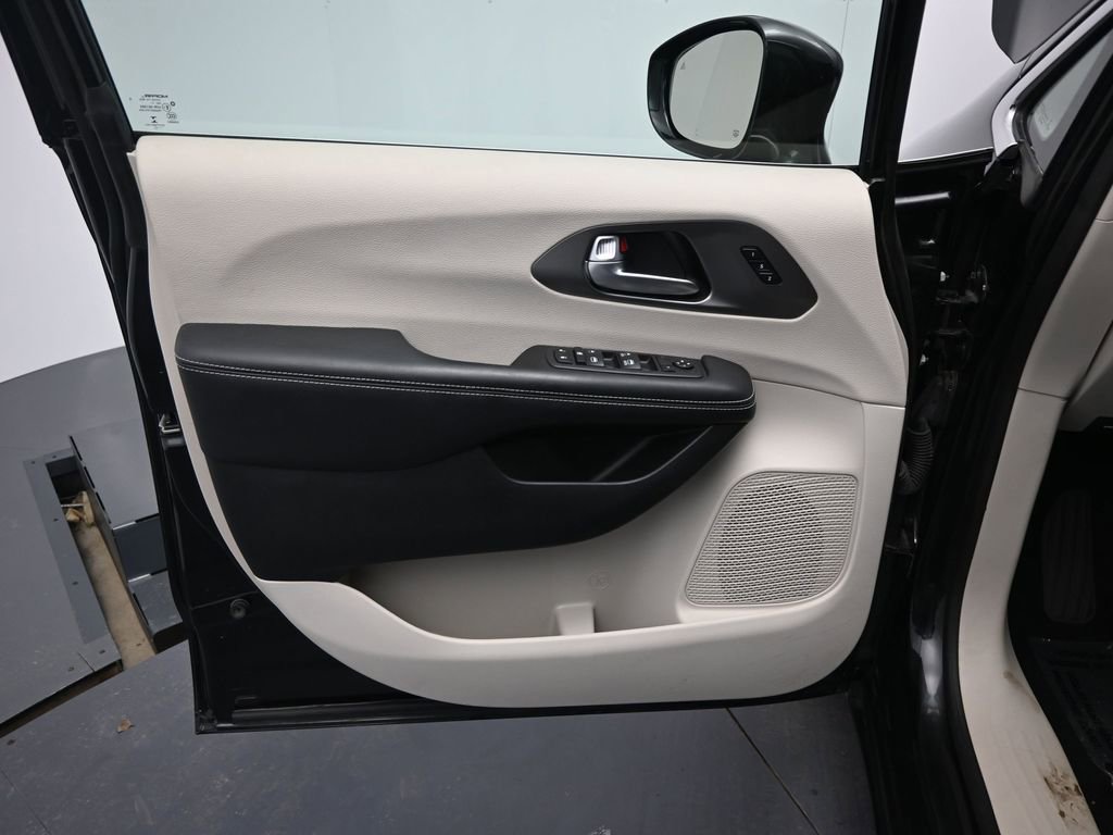 Used 2022 Chrysler Pacifica Touring-L image 17
