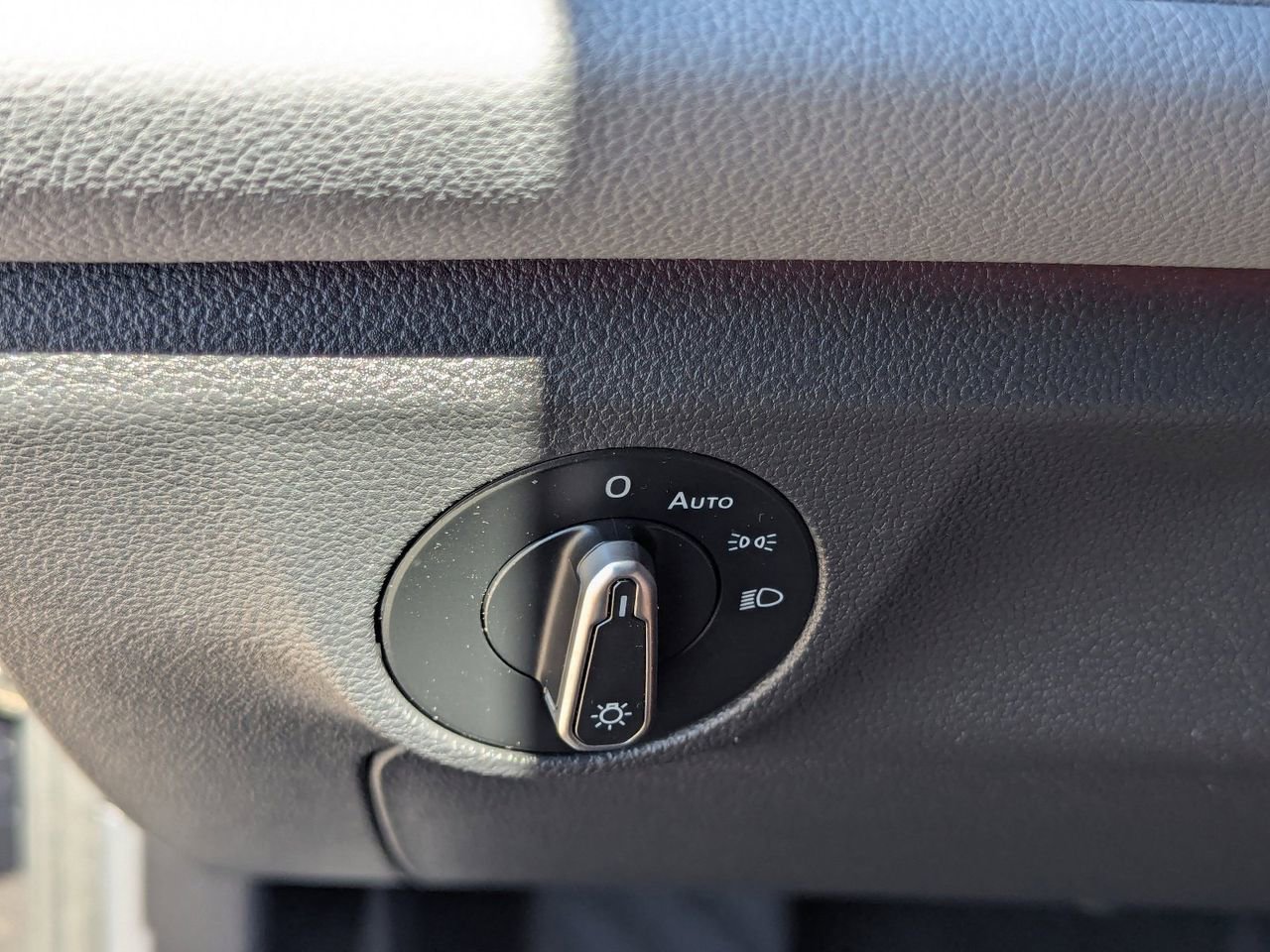 Used 2025 Volkswagen Jetta SEL image 31