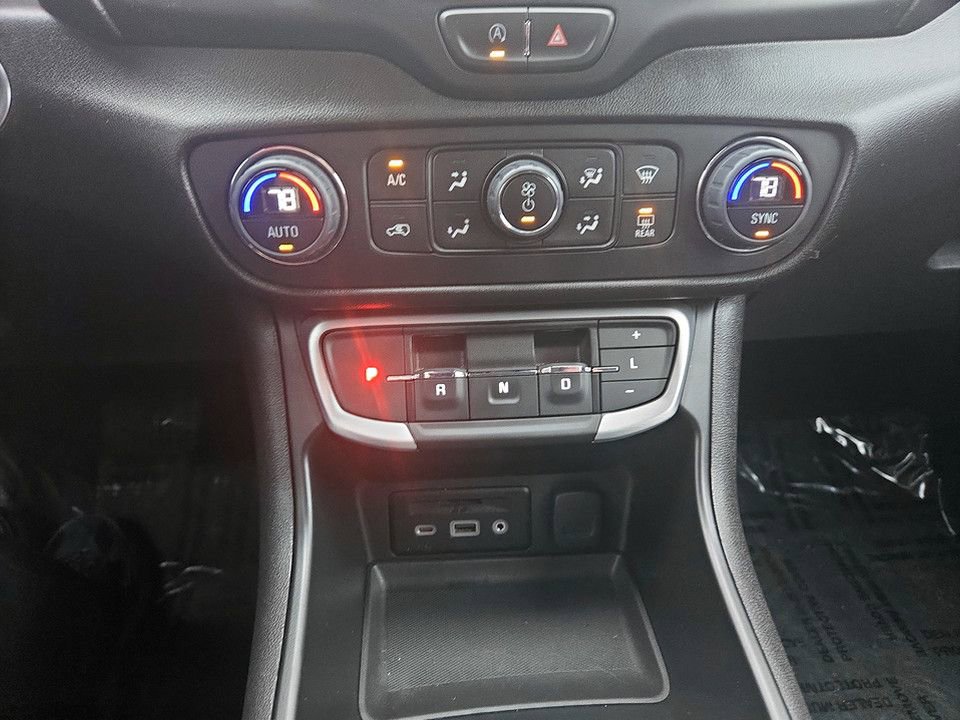 Used 2024 GMC Terrain SLT image 25