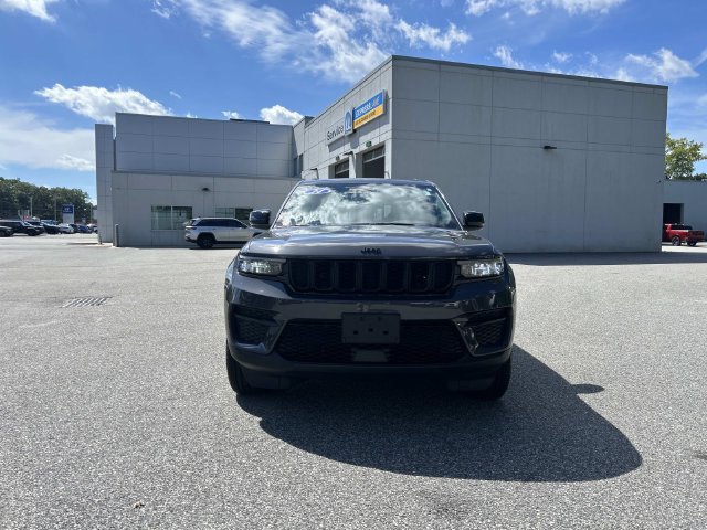 Used 2024 Jeep Grand Cherokee Altitude AWD/4WD image 8