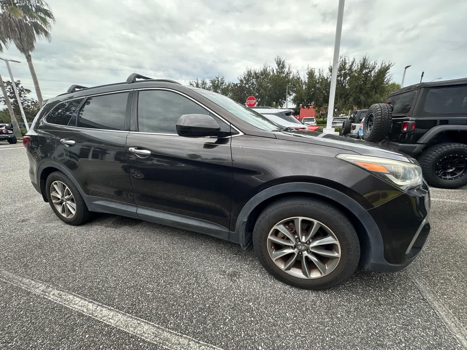 Used 2017 Hyundai Santa Fe SE FWD image 3