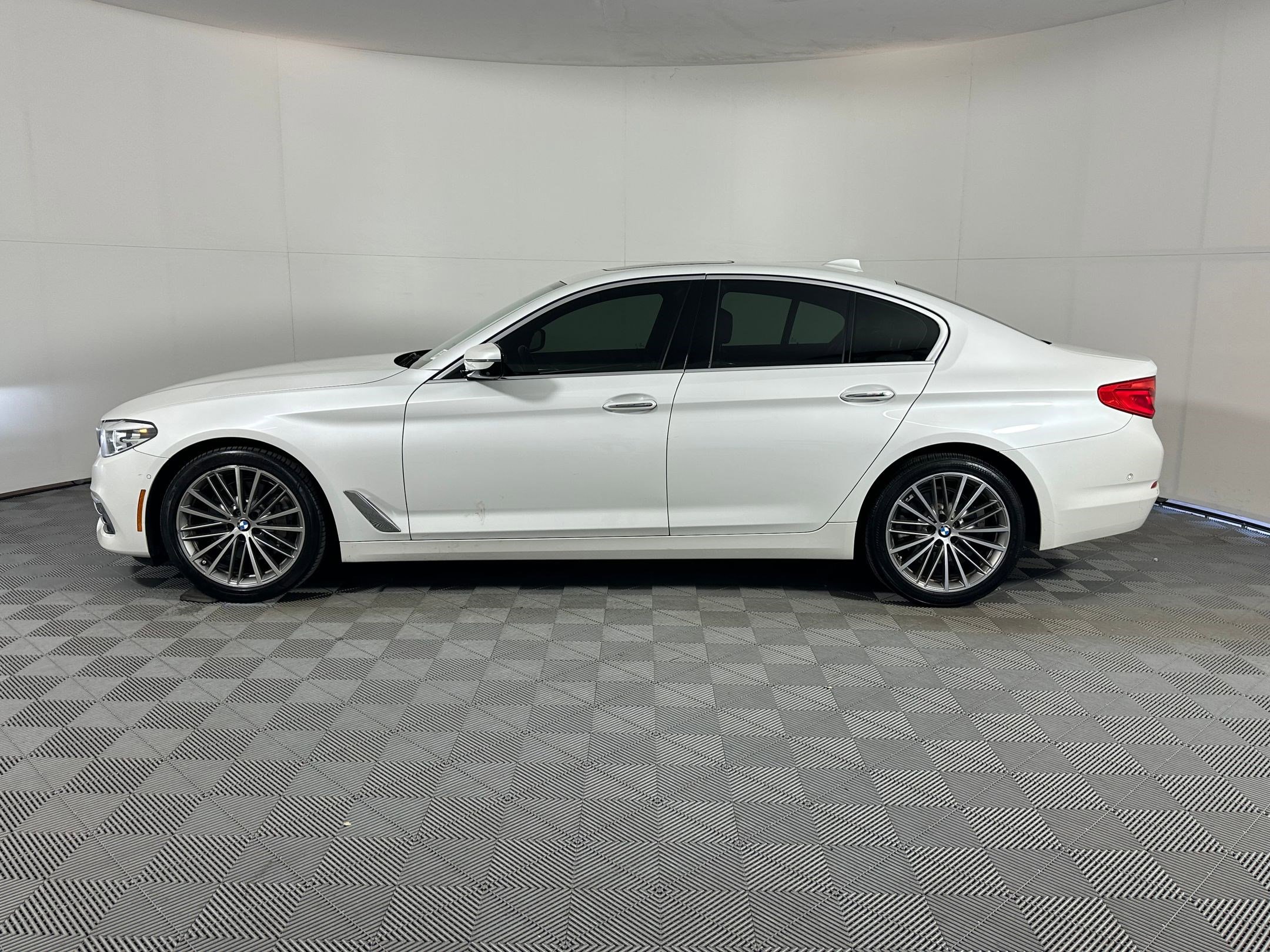 Used 2018 BMW 530i image 2