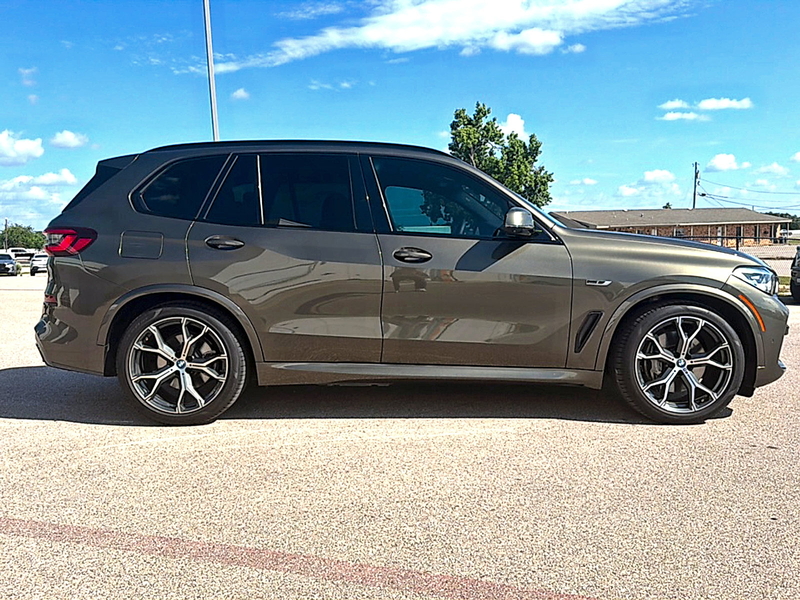 Used 2022 BMW X5 xDrive45e w/ M Sport Package AWD/4WD image 5