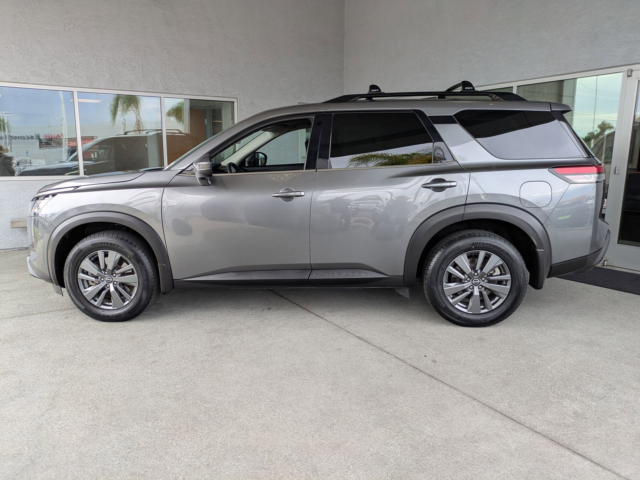 Used 2023 Nissan Pathfinder SV w/ Black Appearance Package image 4