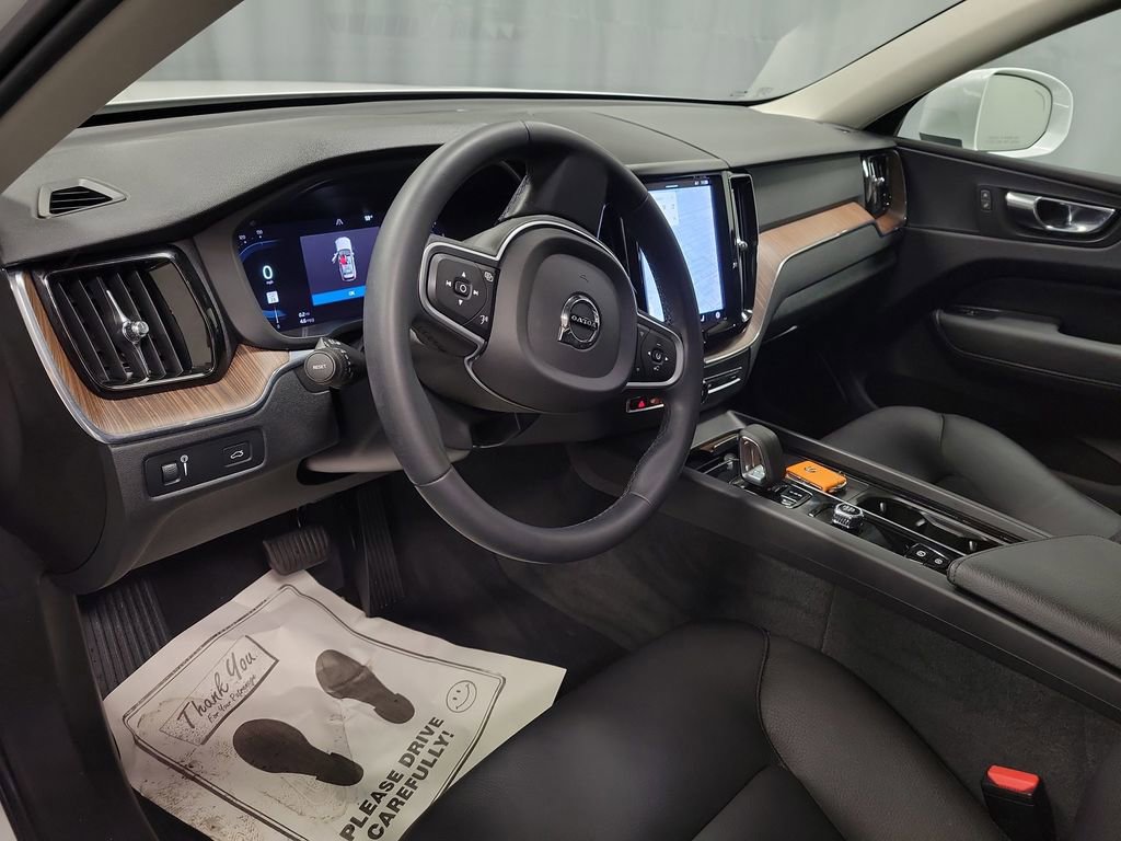 Used 2022 Volvo XC60 B5 Momentum image 13
