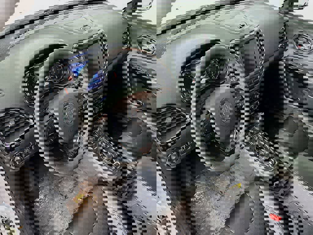 Used 2023 Jeep Cherokee Altitude Lux image 2