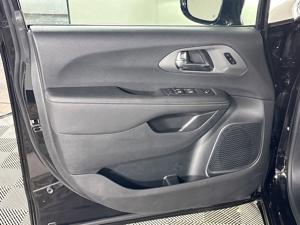 New 2026 Chrysler Pacifica Select image 10