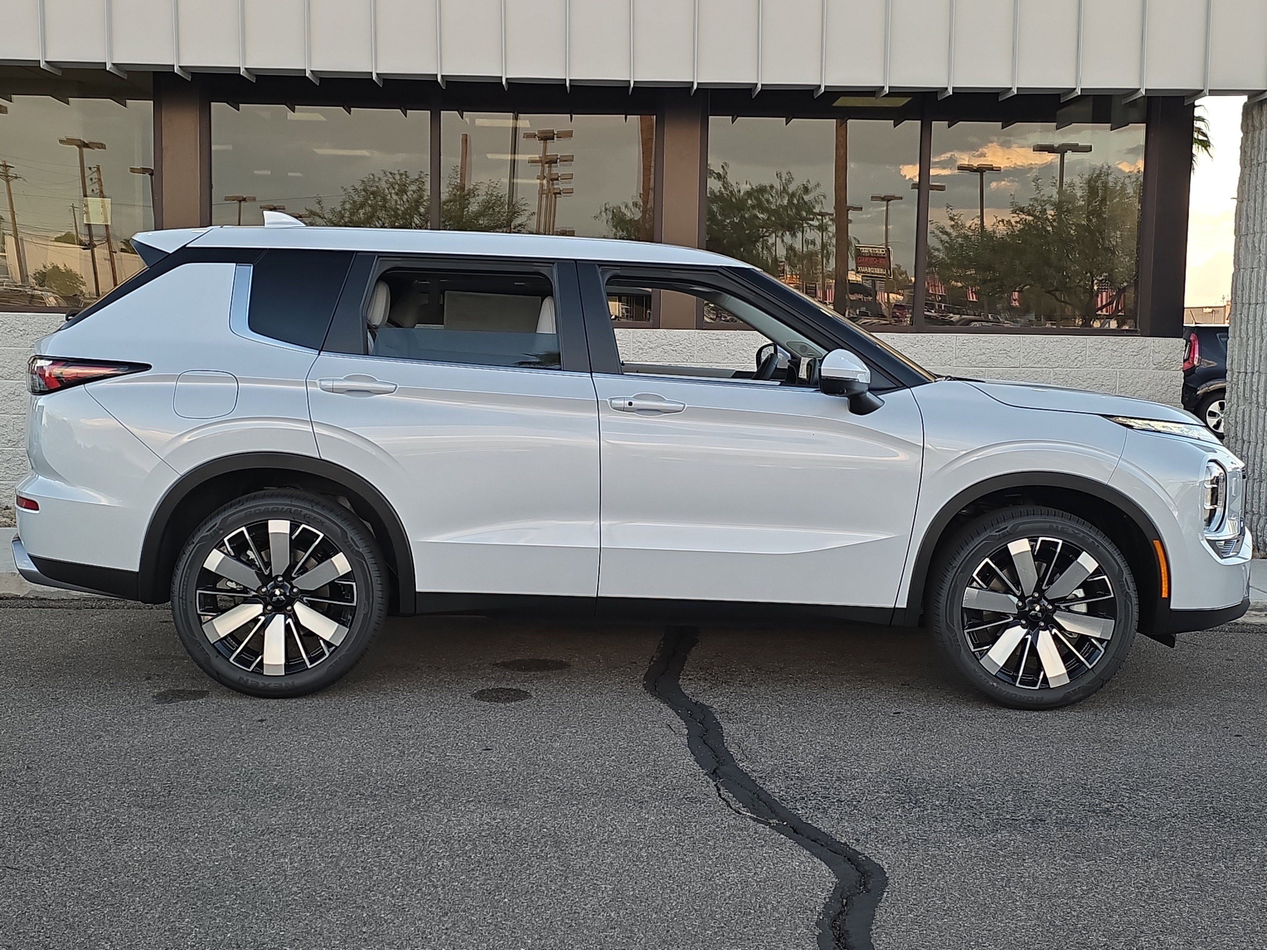 New 2025 Mitsubishi Outlander SE image 5