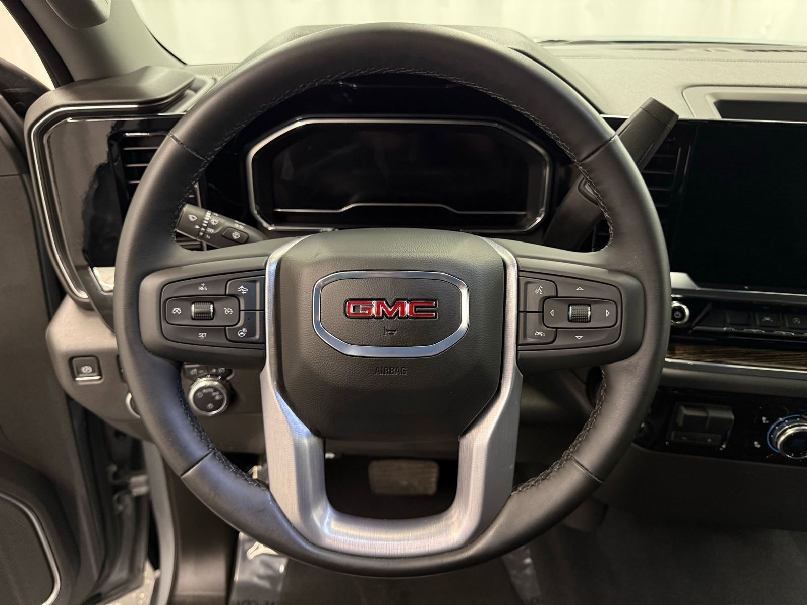 Used 2024 GMC Sierra 1500 SLE w/ Preferred Package image 12