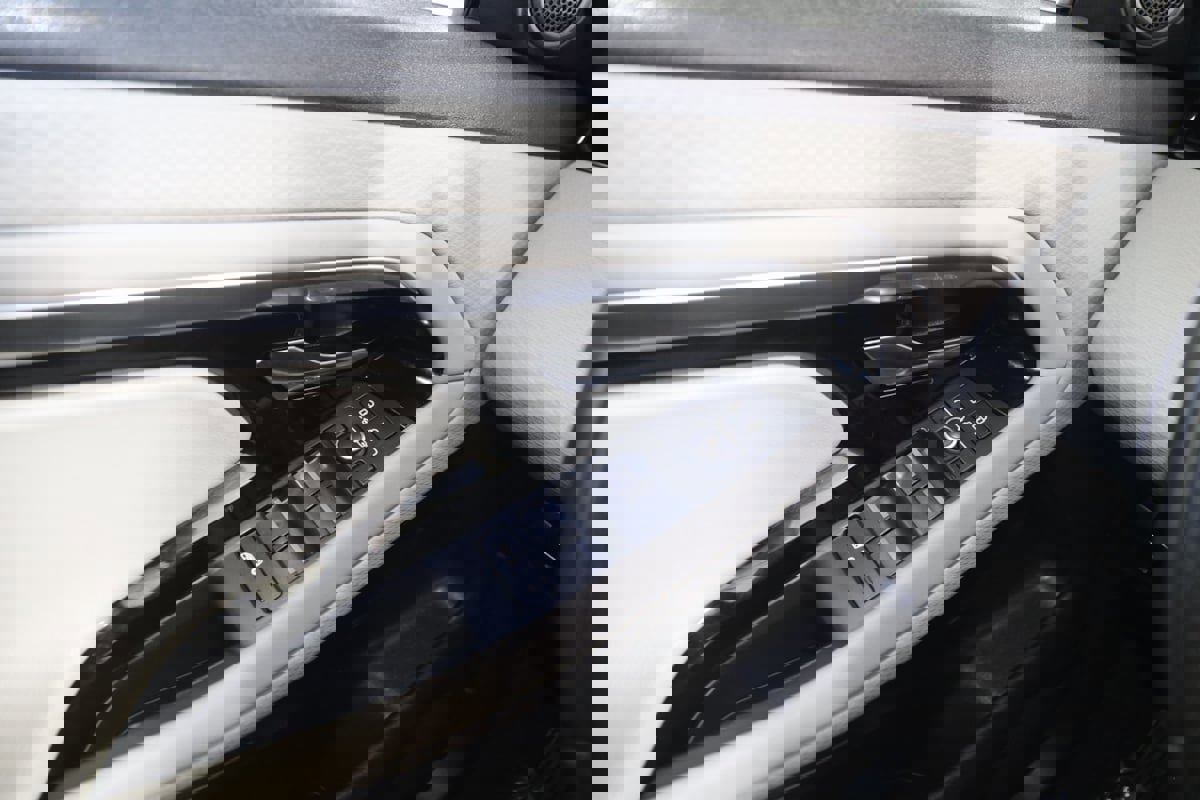 Used 2022 Land Rover Range Rover Evoque R-Dynamic S image 28