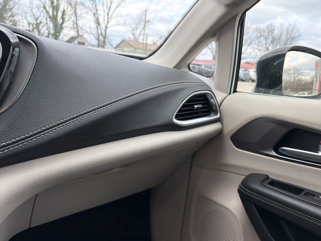 Used 2024 Chrysler Pacifica Select image 25