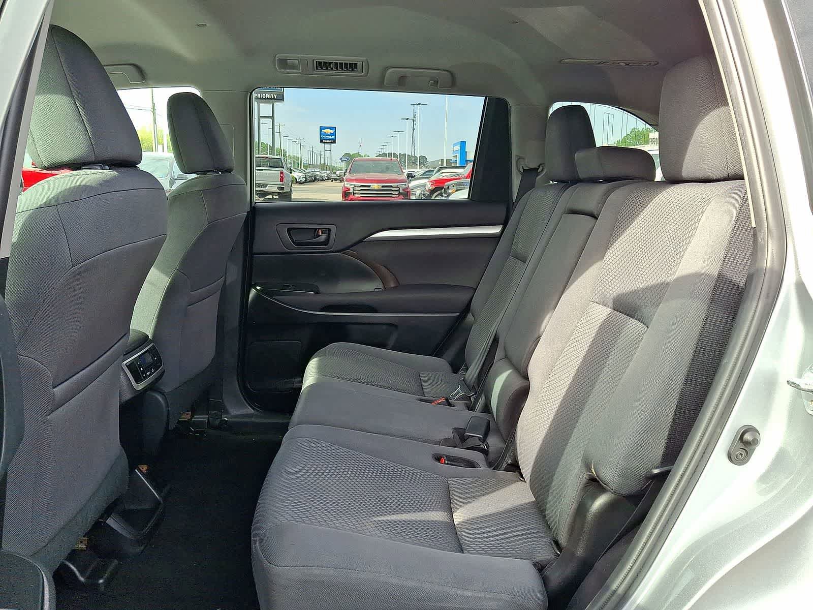 Used 2019 Toyota Highlander LE image 28