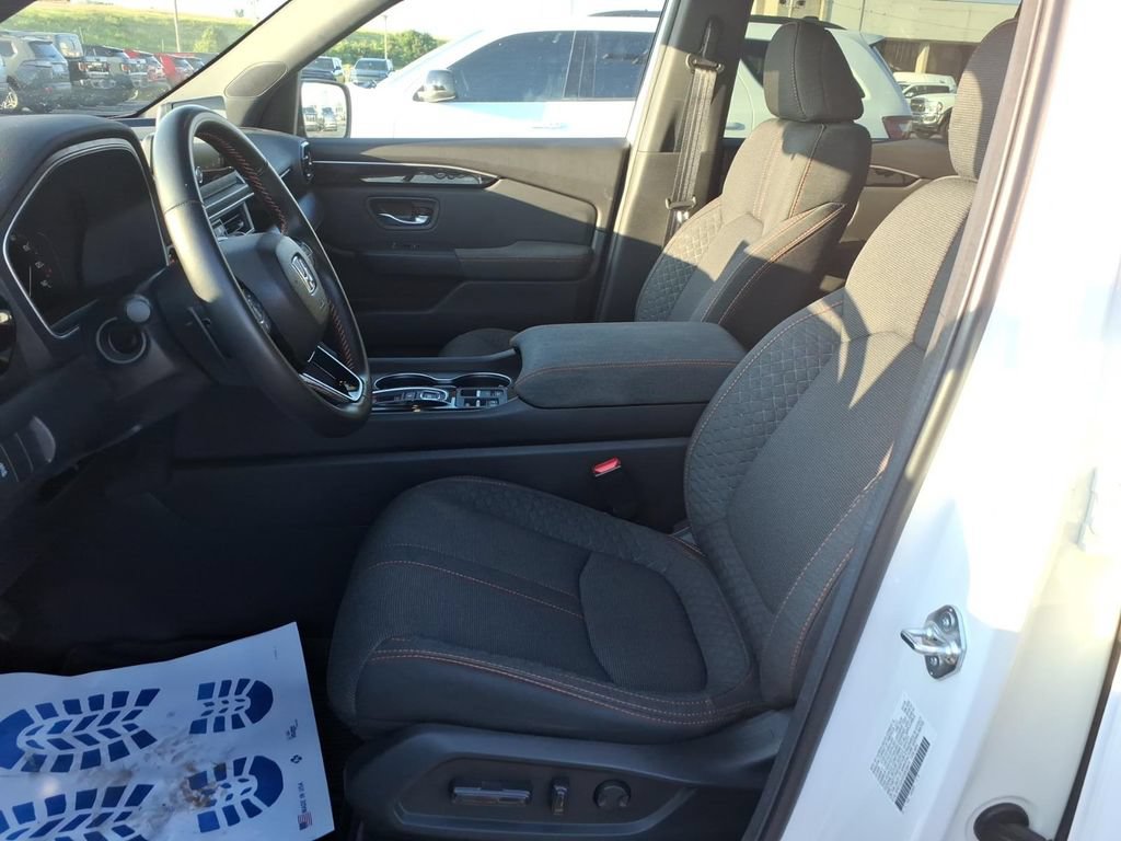 Used 2025 Honda Pilot Sport image 12