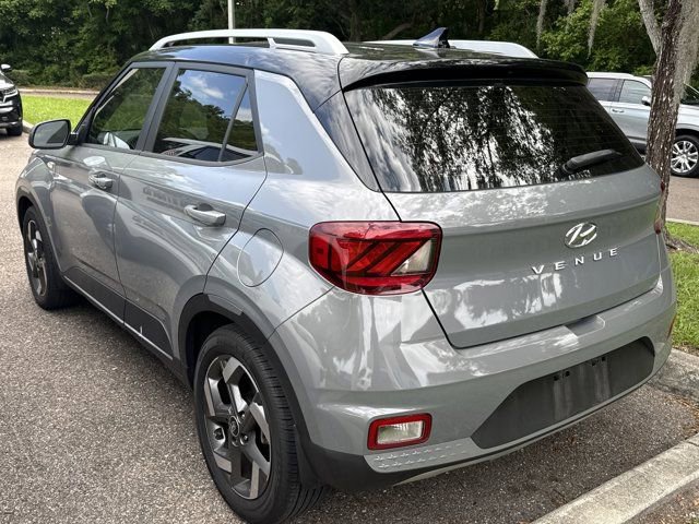 Used 2022 Hyundai Venue Limited w/ Cargo Package FWD image 4