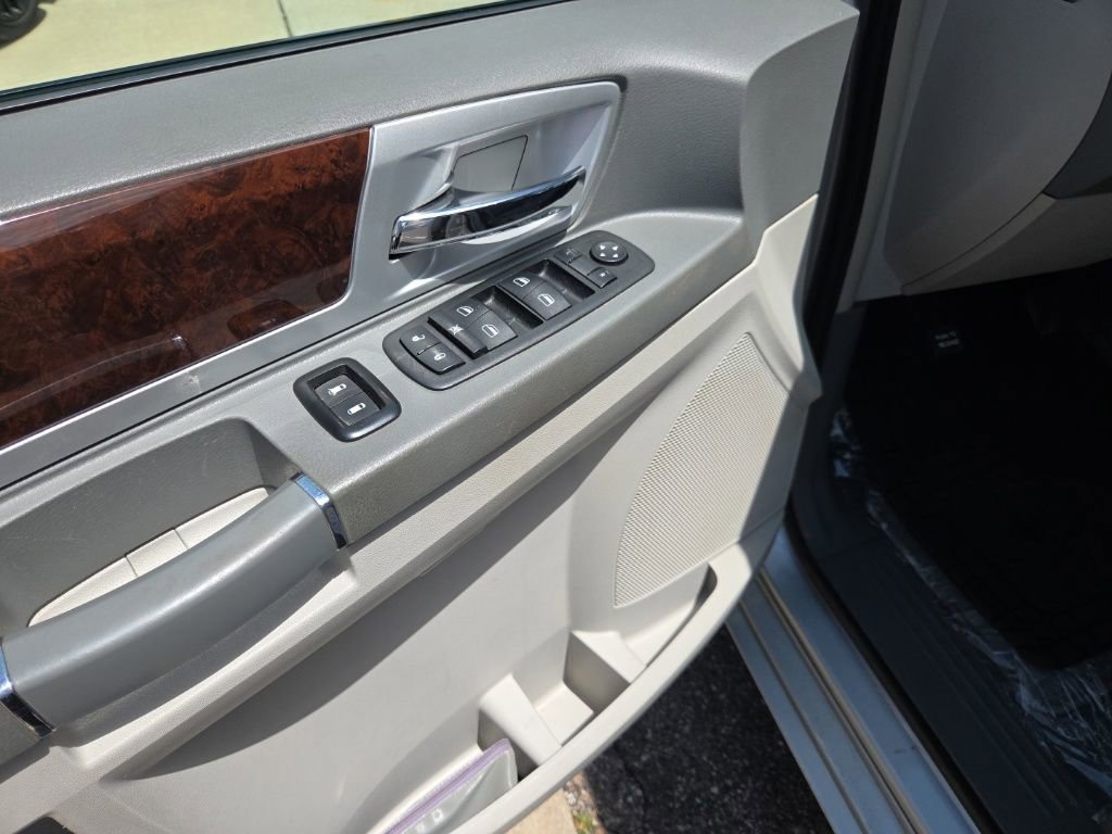 Used 2010 Chrysler Town & Country Touring w/ Entertainment Group #2 FWD image 11