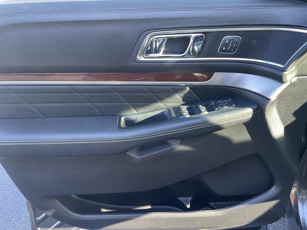 Used 2018 Ford Explorer Platinum AWD/4WD image 21
