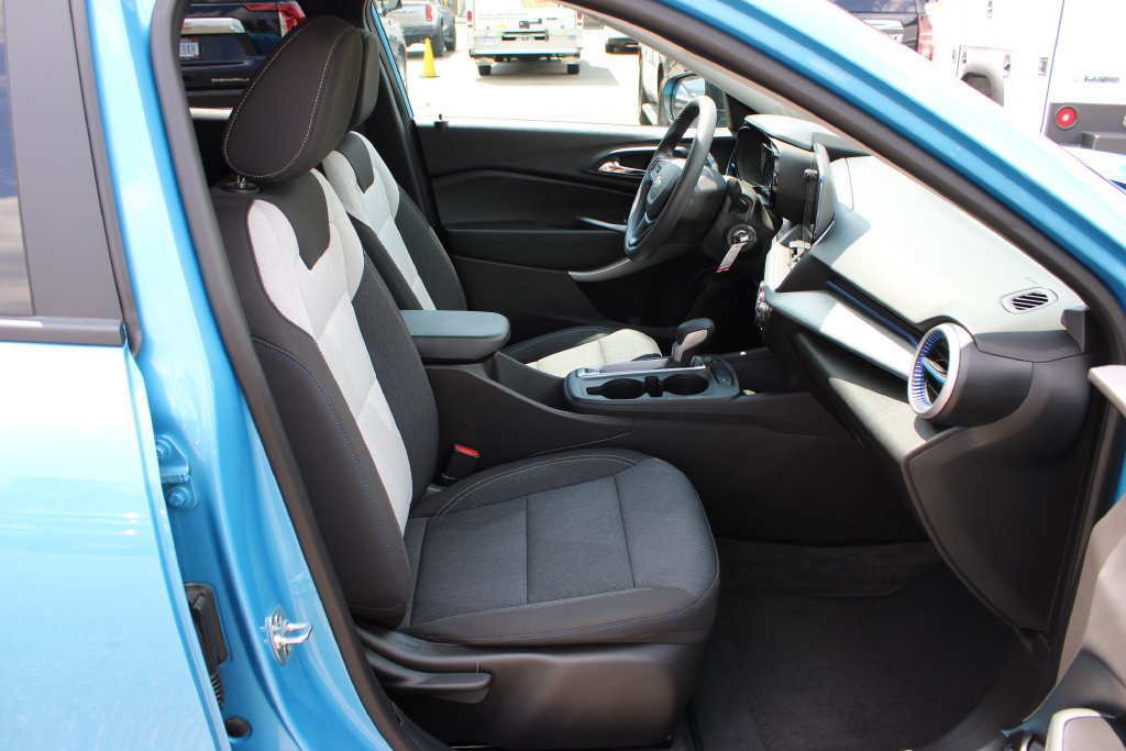 Certified 2025 Chevrolet Trax LS FWD image 39