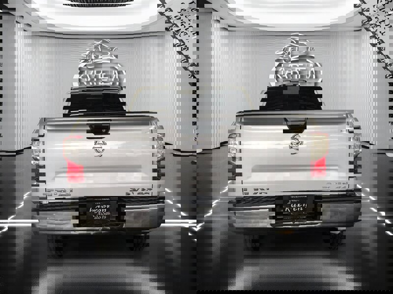 Used 2018 Nissan Titan SV image 6