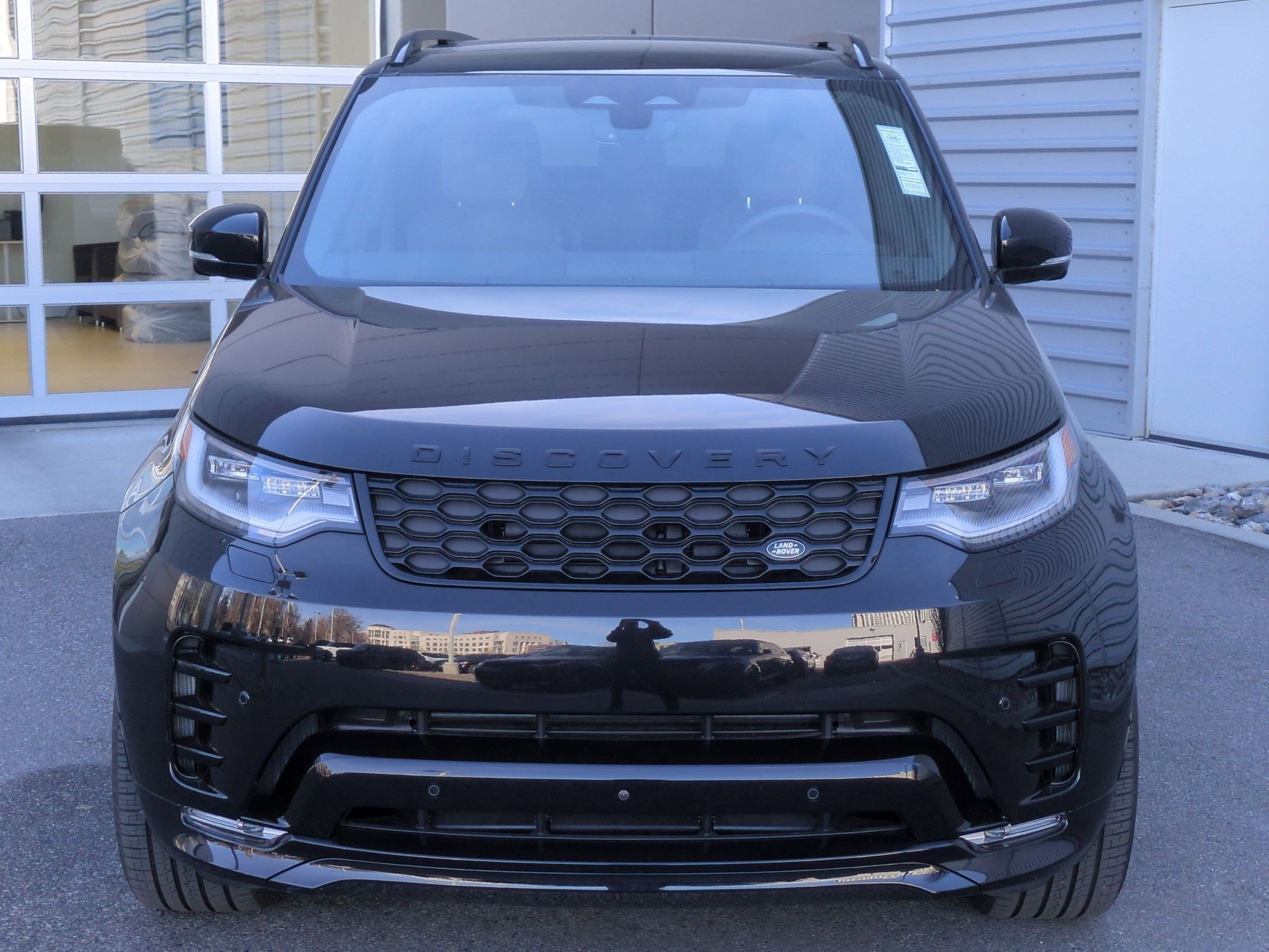 Used 2025 Land Rover Discovery Dynamic SE image 2