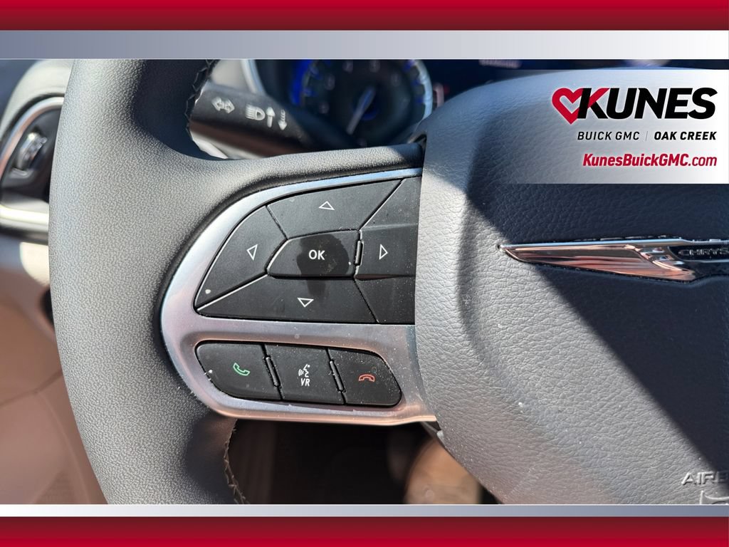 Used 2023 Chrysler Pacifica Touring-L FWD image 14